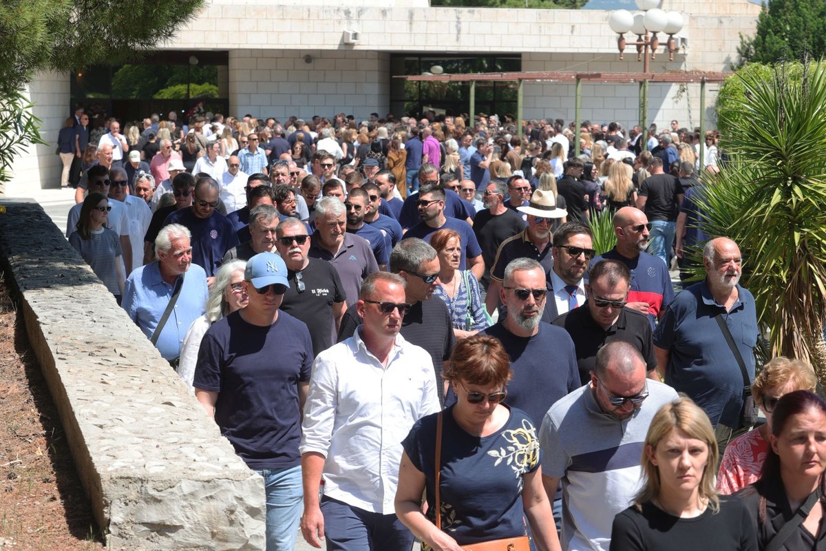 FOTO/VIDEO Ivo Bego sahranjen uz pjesmu 'Kada umren umotan u bilo'
