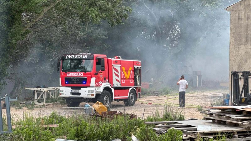 VIDEO Planuo maslinik, brzom reakcija vatrogasaca spriječila širenje