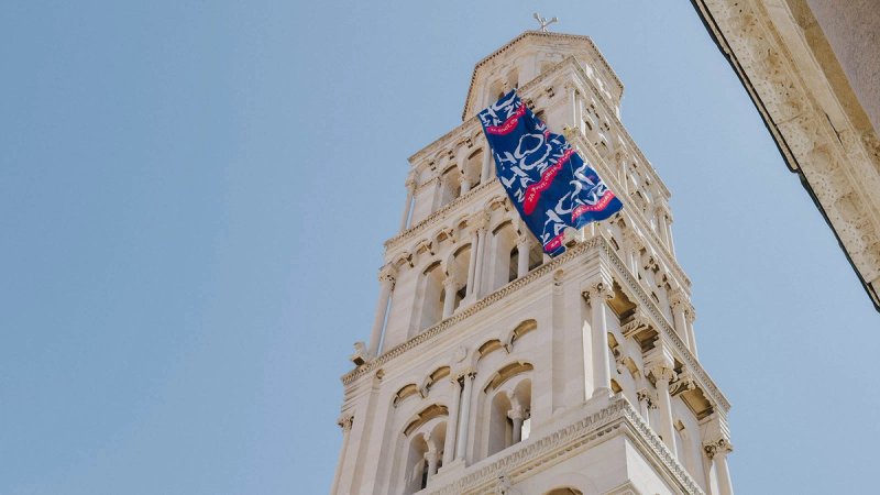 Zastava Hoda za život na zvoniku katedrale sv. Duje