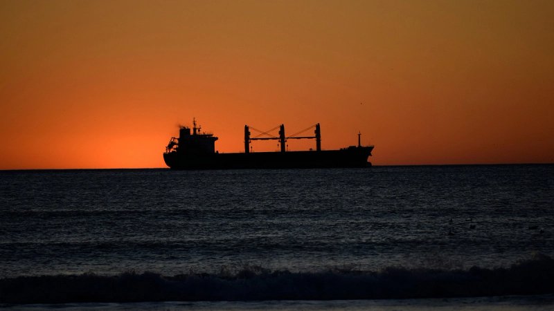 Teretni brod pogođen projektilima u Omanskom zaljevu