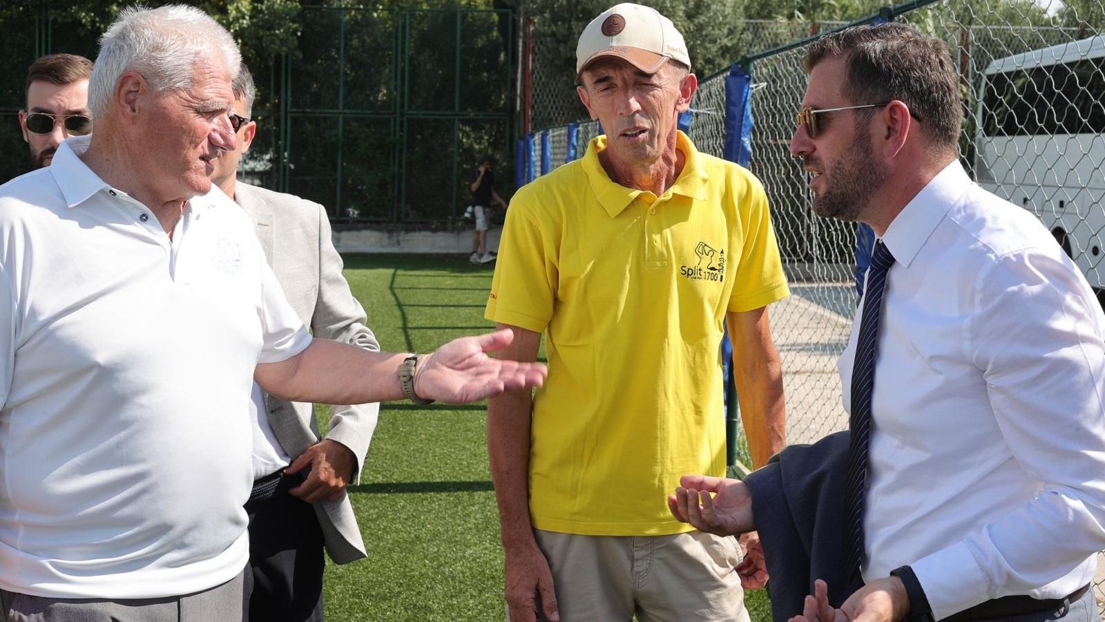 Hajdukov kamp tek je krenuo, a već problemi: Šuta otkrio kada bi mogli stići bageri, dočekali su ga nezadovoljni golferi