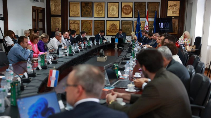 Oporba tražila sjednicu o Poljudu, donosimo imena svih pozvanih