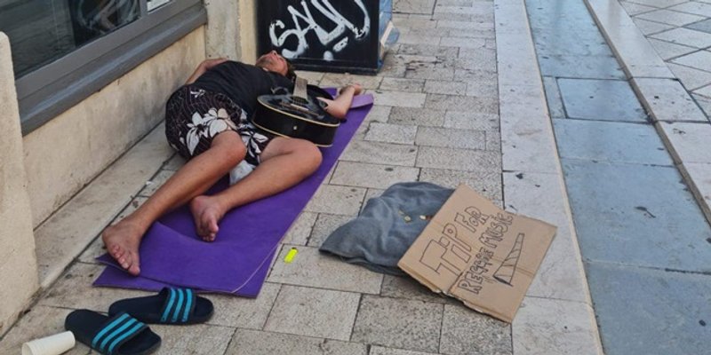 MARMONTOVA Snimljen još jedan ulični spavač/svirač