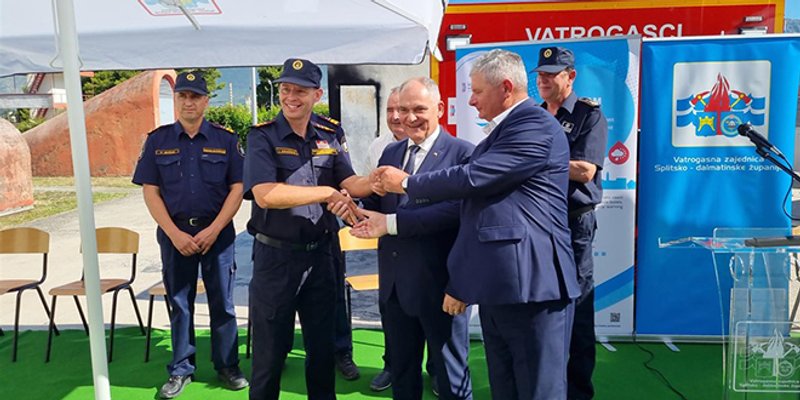 VIDEO Splitsko-dalmatinskim vatrogascima predan kontejner s opremom za zaštitu od poplava