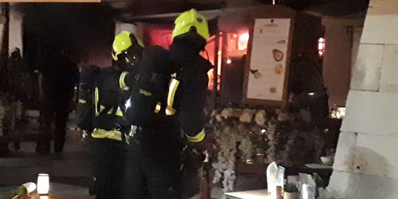 POŽAR U CENTRU SPLITA: Gori u restoranu na Pjaci!