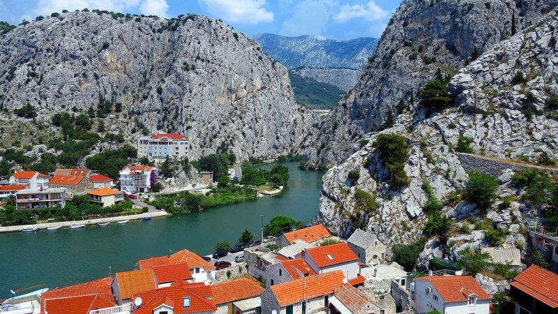 OMIŠ DANAS SLAVI: Nakon odgode zbog vremena, večeras koncert Andree Šušnjare