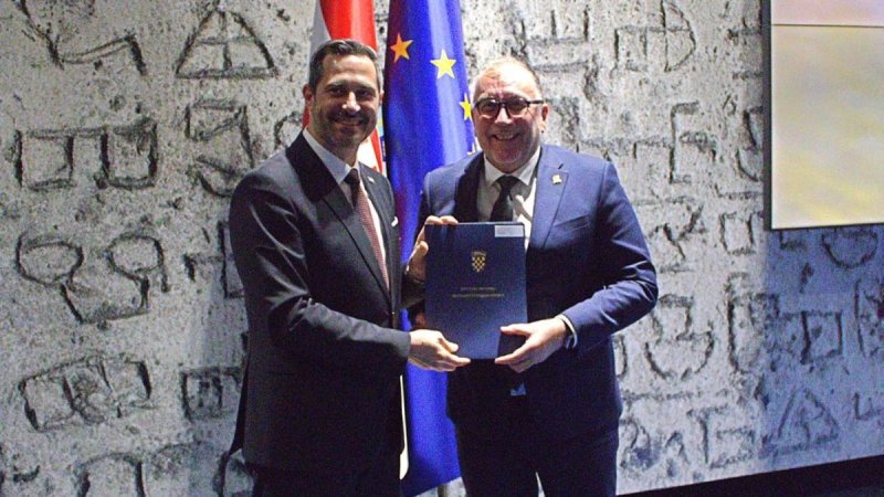 Potpisani ugovori za ulaganja u sportske objekte u Splitu vrijedni 5,5 milijuna eura