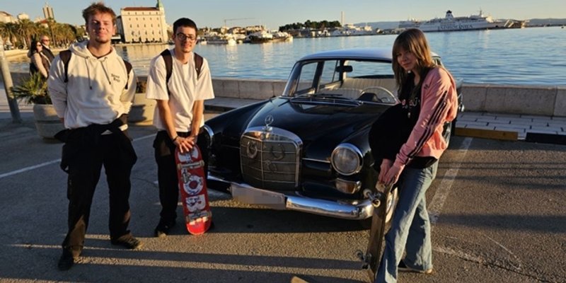 FOTOGALERIJA Oldtimer Mercedes 200D privukao pažnju prolaznika na Rivi