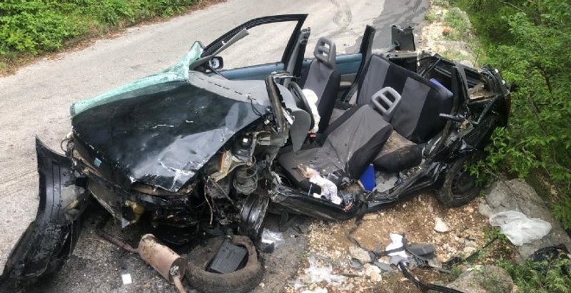 U ŽIVOTNOJ OPASNOSTI Udario u brdo i zaustavio se na rubu provalije, iz auta ga izvukli omiški vatrogasci