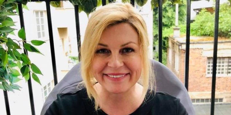 VELIKO SRCE BIVŠE PREDSJEDNICE Kolinda Grabar-Kitarović sudjeluje u izgradnji kuće osmeročlanoj obitelji Radošević kraj Petrinje