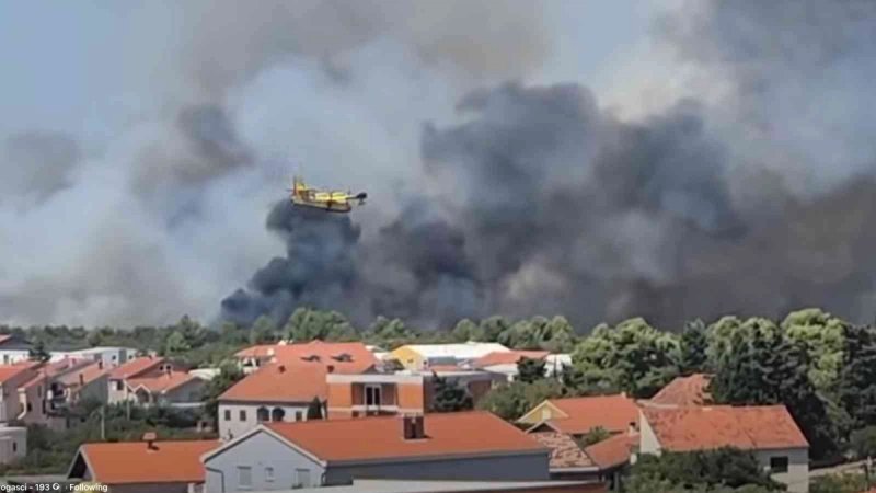 VIDEO Gori u Zadru, požar gase čak četiri kanadera