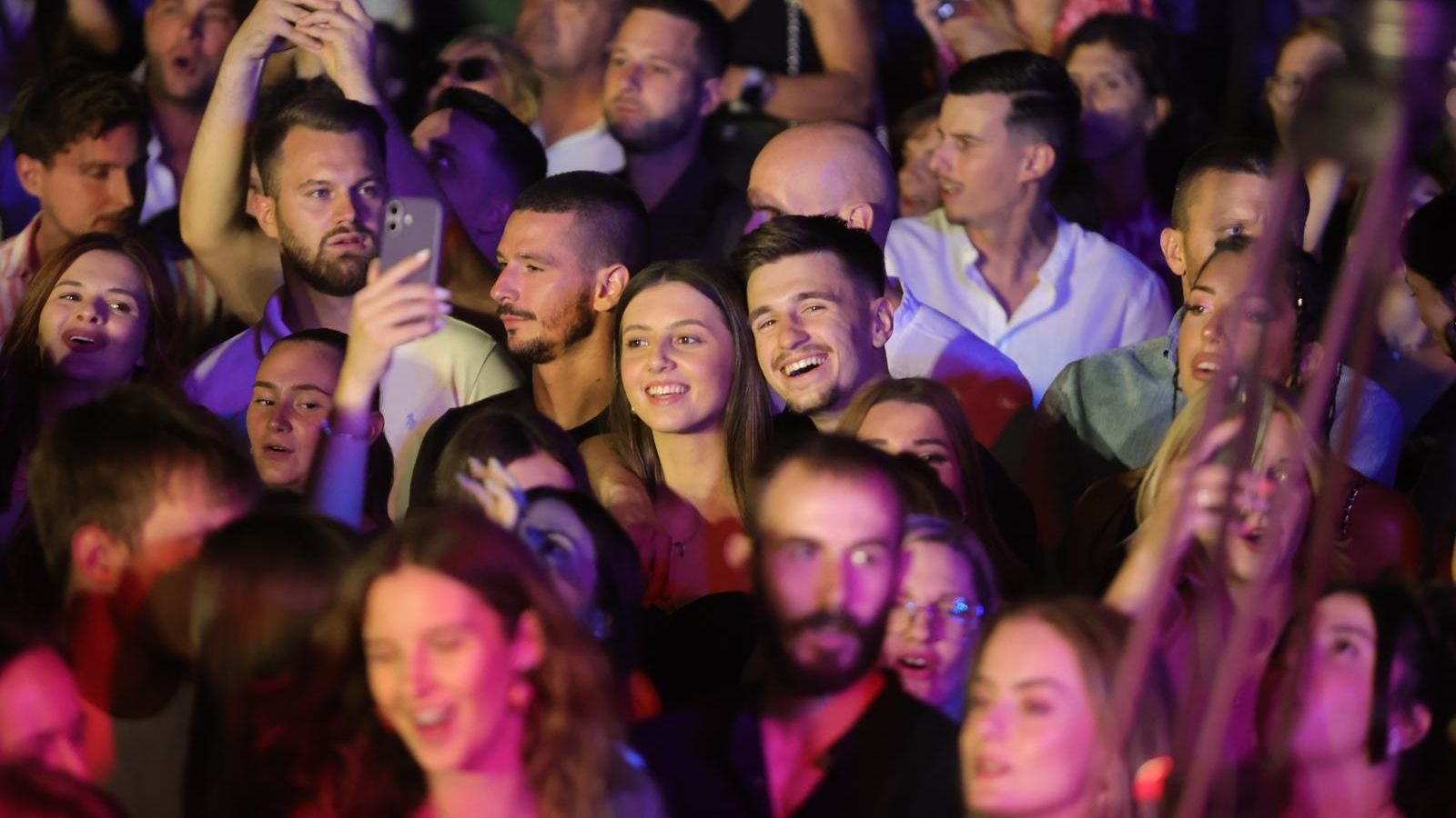 FOTOGALERIJA Pogledajte tko je sve stigao na koncert Jakova Jozinovića u Primoštenu