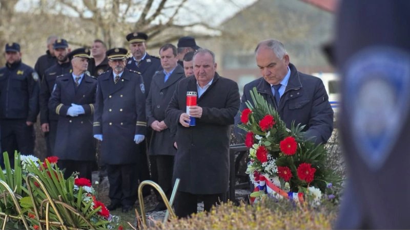 Župan Boban na grobu prve žrtve Domovinskog rata: 'Sjećanja su sve snažnija'