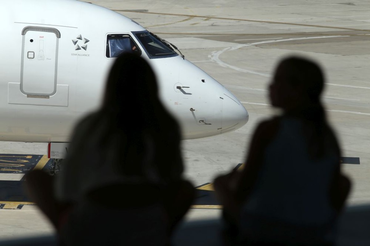 DALEKO OD OLTARA Prste dalje od našeg aerodroma!