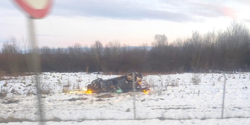 PROMETNA U ZAGORJU Izletio s ceste i završio na krovu, dvije osobe ozlijeđene