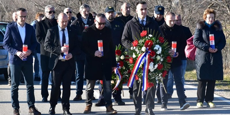 U Mratovu i Oklaju obilježena 33. godišnjica tragičnog stradavanja šesnaestoro civila s područja Općine Promina