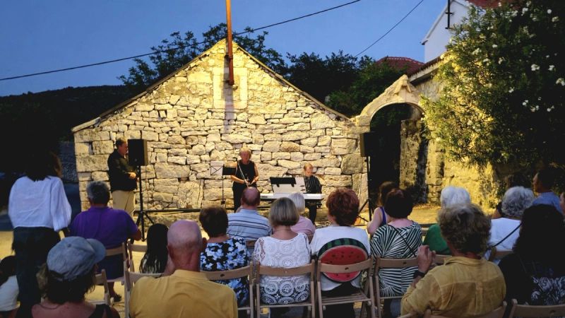 FOTOGALERIJA Najljepše melodije uz zalazak sunca oduševile publiku na Velom Drveniku