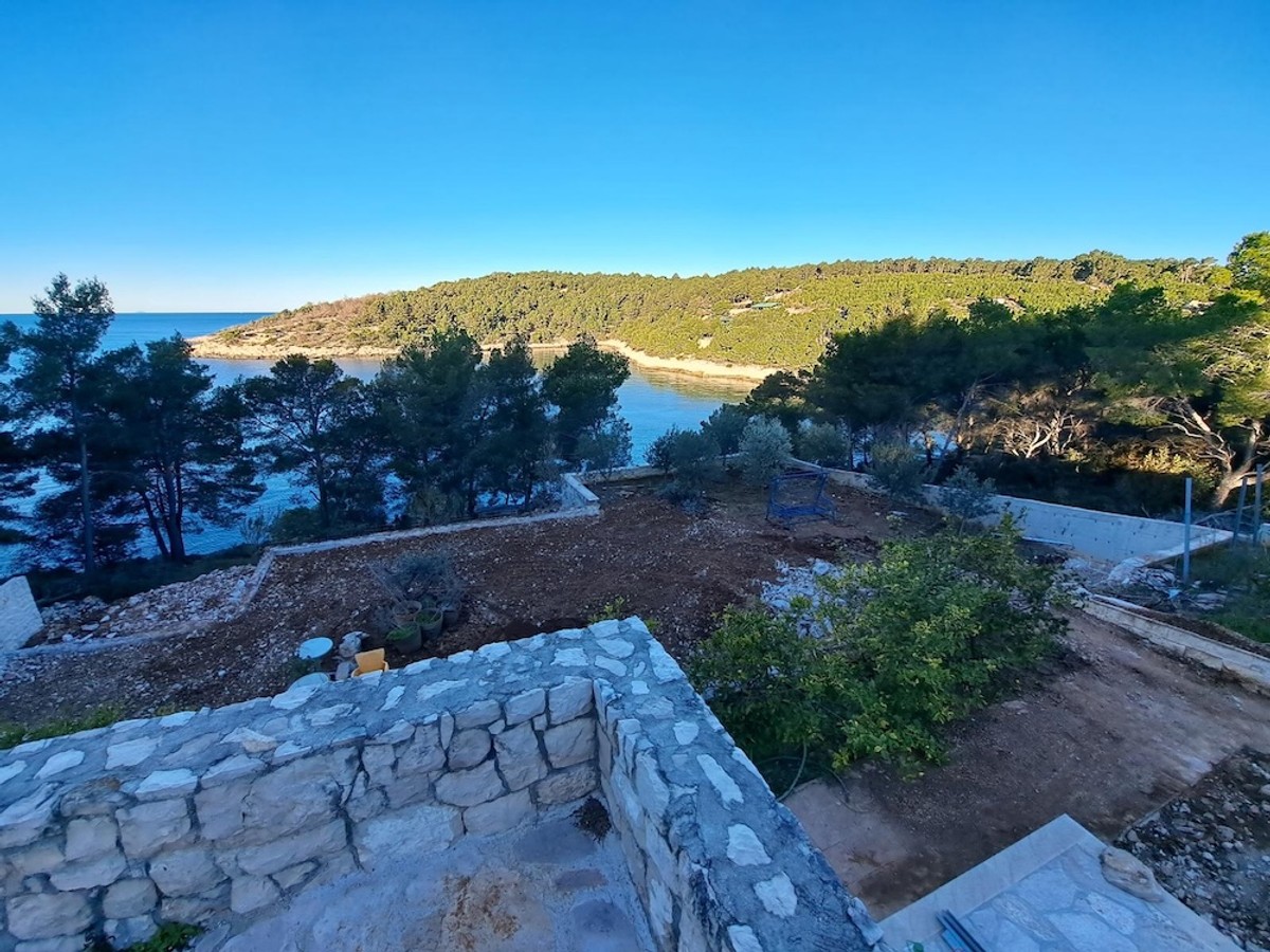 Rušenje bespravnih objekata na Braču