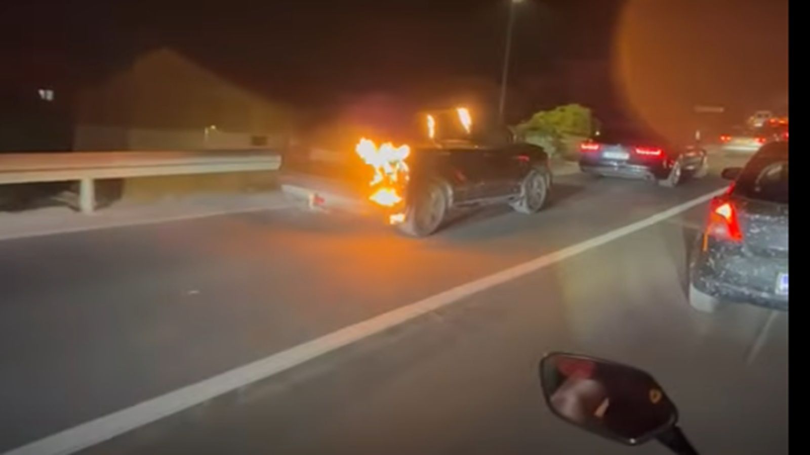 VIDEO Jeziva snimka: Vozač u zapaljenom autima bježi iz Lokve Rogoznice