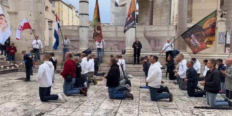 FOTO/VIDEO Muškarci ponovno klečali na Peristilu