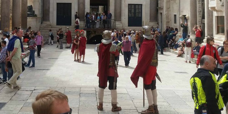 Ilegalni 'legionari' zauzeli Peristil