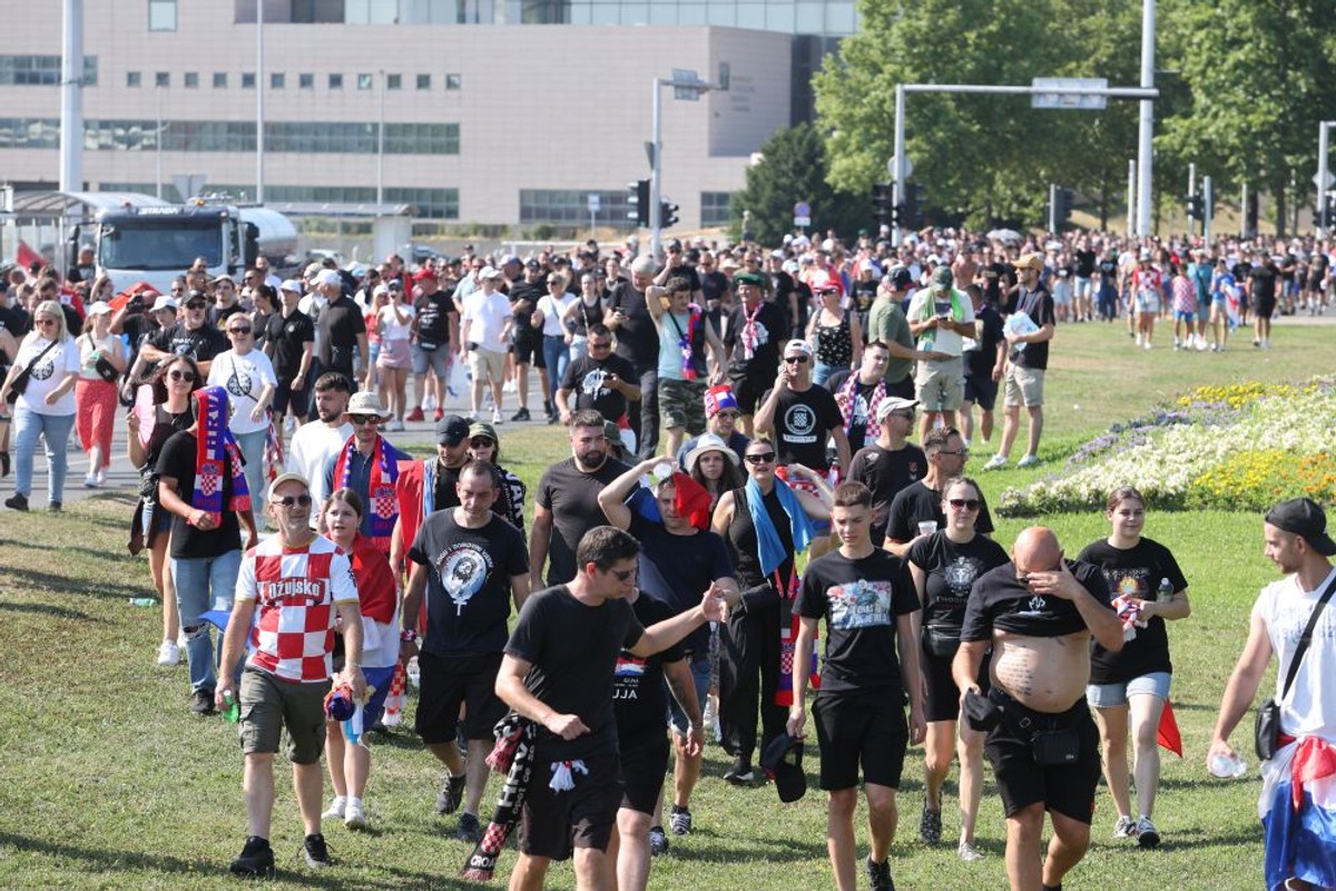 Rijeke ljudi uoči koncerta | foto: Veljko Martinović