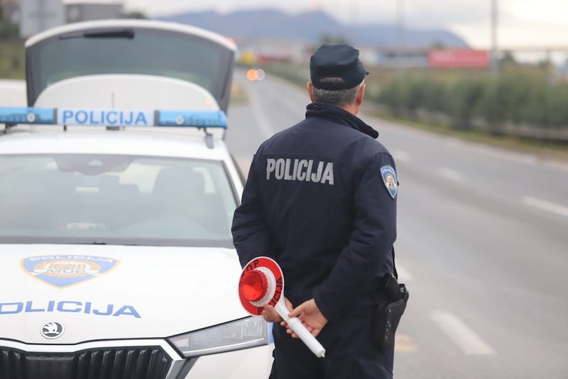 Moped ostavio uz cestu u Jadrtovcu, policija otkrila da ima nepripadajuće tablice