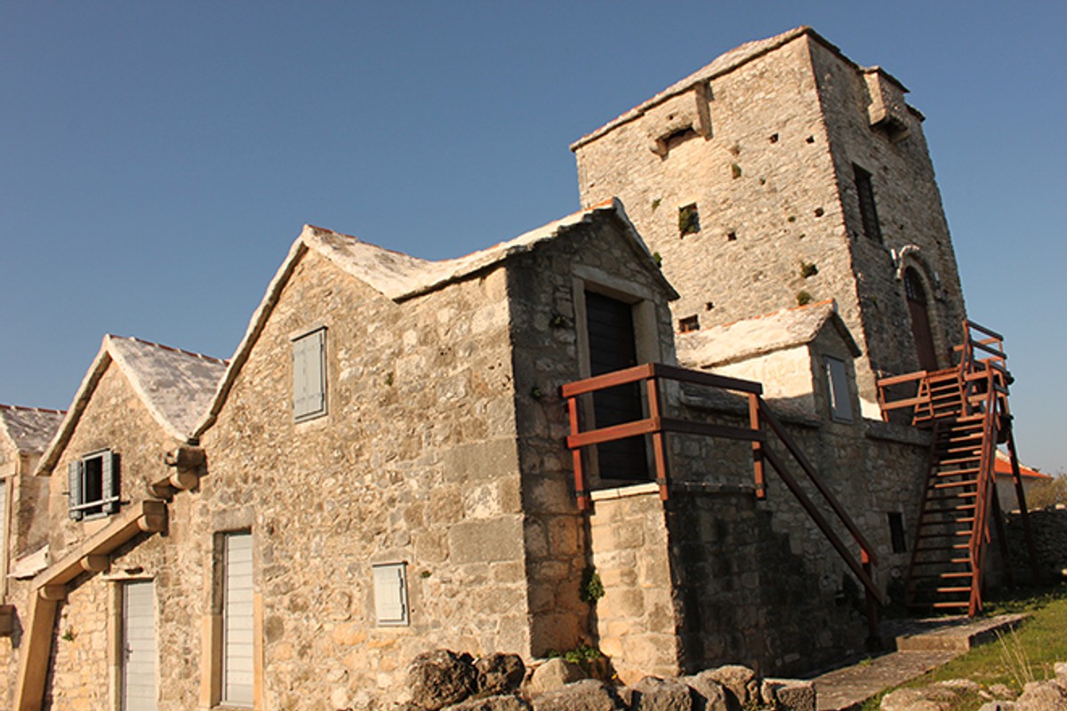 Tvrđave na Braču: Pučišća znaju zvati lukom kula