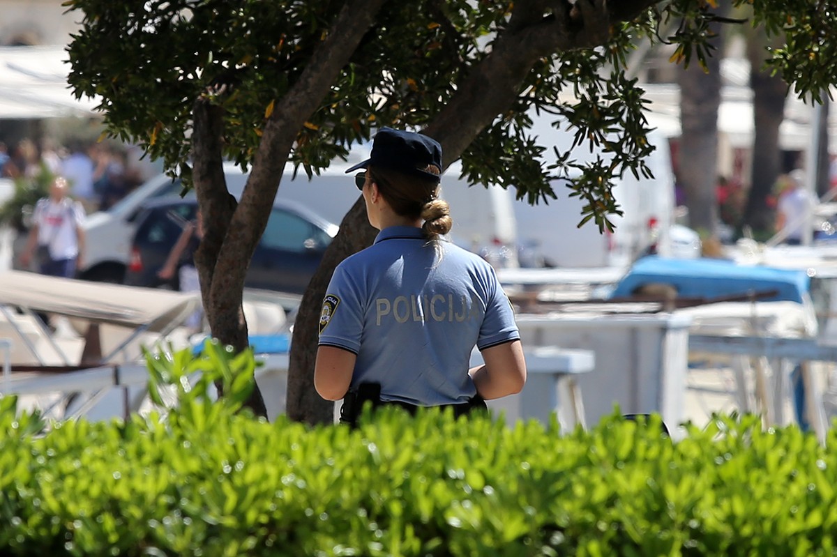 VIDEO: TREĆI PUT  Pokušali zapaliti zastavu duginih boja