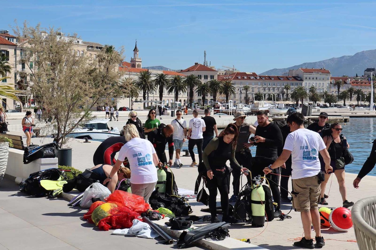 Ekološka akcija ispred hotela Ambasador