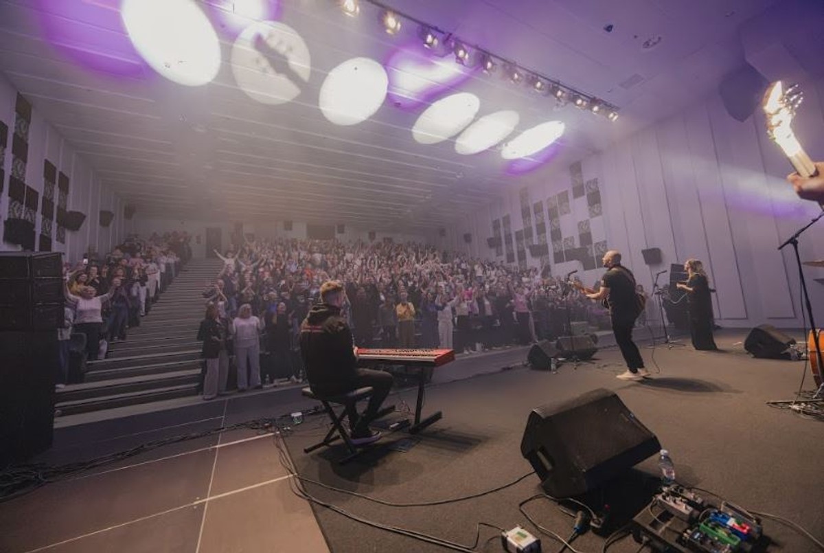 Koncert duhovne glazbe ispunio Apfel Arenu: Alan Hržica započeo turneju u Makarskoj