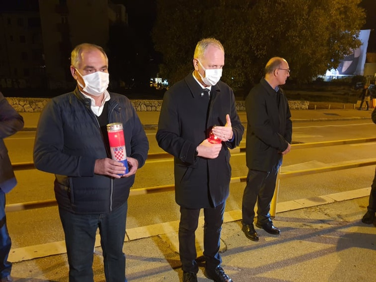 EMOTIVNO U VUKOVARSKOJ Zapaljene svijeće u sjećanje na žrtvu Vukovara i Škabrnje