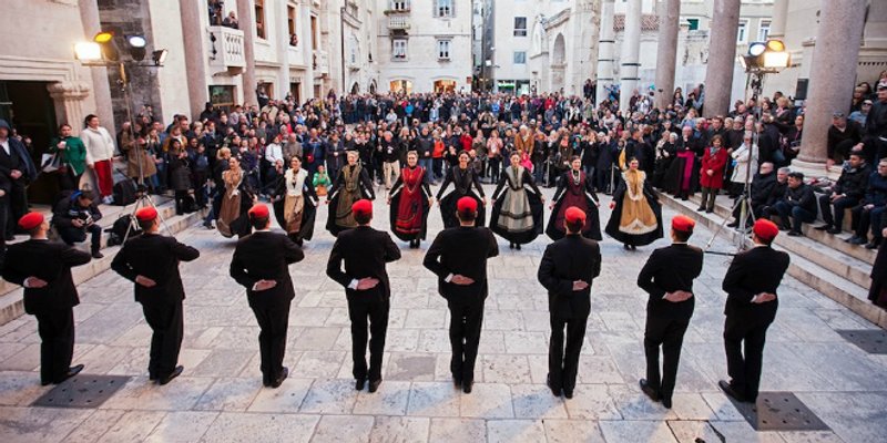 FOTOGALERIJA: Povijesne postrojbe prodefilirale gradom, a KUD Jedinstvo prvi put izveo Stari splitski ples u pratnji splitske limene glazbe