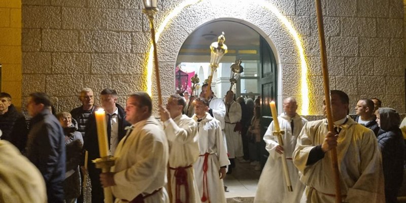 FOTOGALERIJA Započela je 25 kilometara dugačka, hvarska noćna procesija 'Za križen'