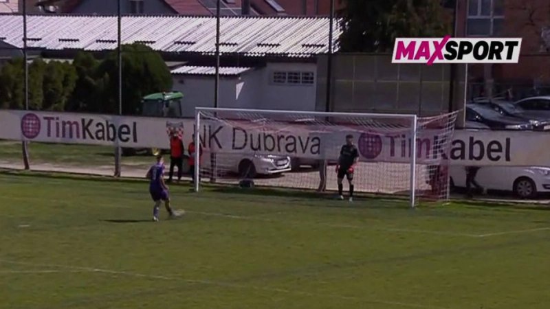 VIDEO: Ovo još niste vidjeli, igrač je krenuo sa centra i poslao loptu u vlastitu mrežu