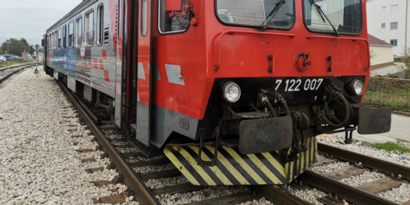 ŽELJEZNIČKA NESREĆA Vlak u Kaštelima izletio s tračnica!