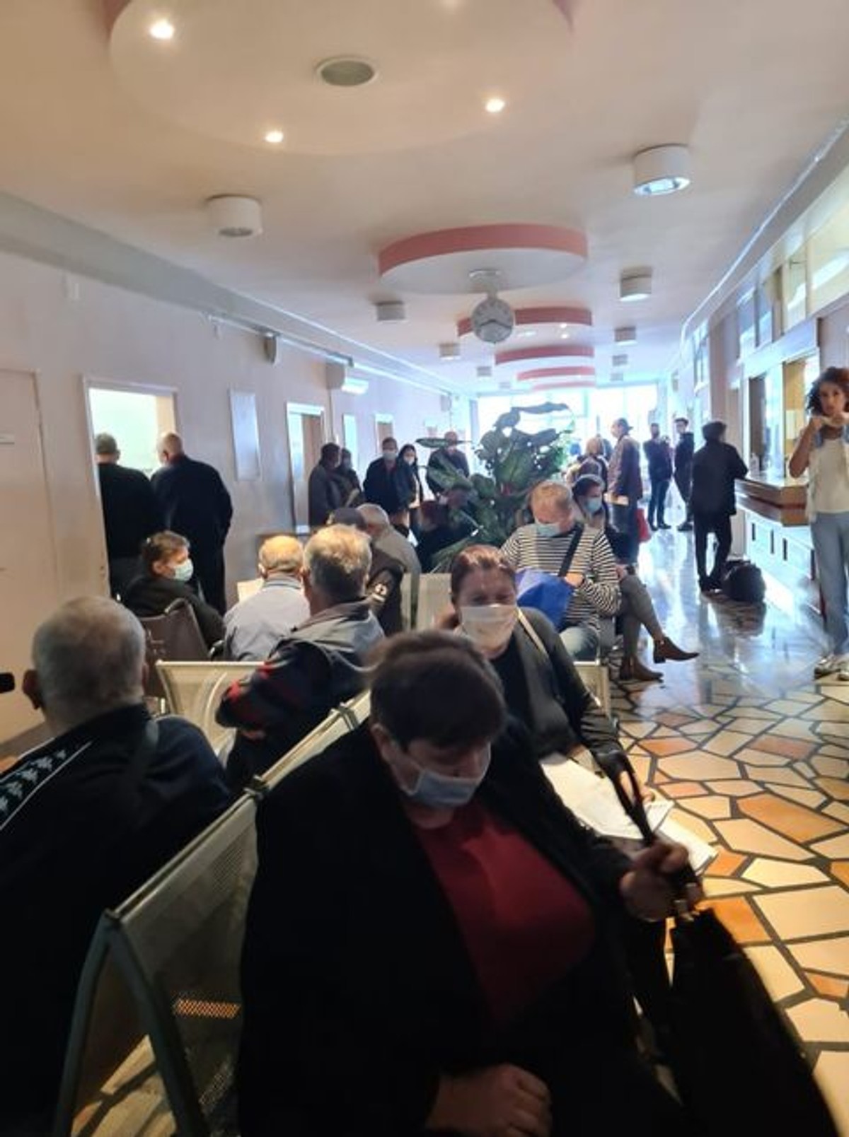 ZABRINJAVAJUĆE! U splitskoj bolnici golemi redovi za preglede, satima se čeka bez razmaka