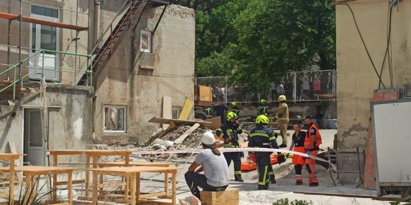 NESREĆA U SERVISNOM CENTRU TROGIR Dvoje ozlijeđenih, jedna osoba zarobljena ispod ruševina