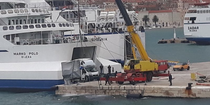 FOTO/VIDEO Izvučen kamion iz mora u splitskoj luci