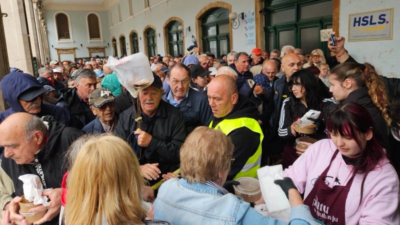 FOTO/VIDEO Podjela janjetine s bižima prošla u pomalo kaotičnom tonu
