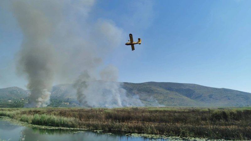 Požar kod Metkovića pod nadzorom vatrogasaca
