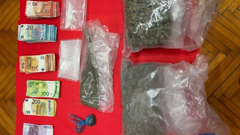 Policija od muškarca oduzela marihuanu, kokain, novac, vagu i opremu za vakumiranje