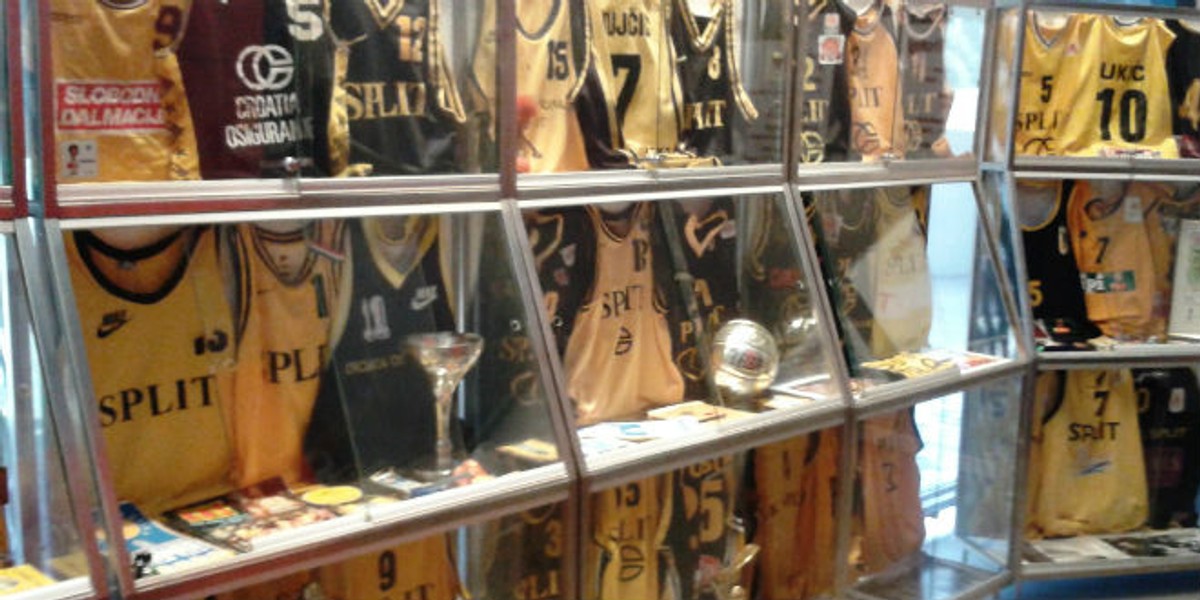 Izložba i tribina '70 godina košarkaškog kluba Split' u Kući slave splitskog sporta: 69 dresova i jedan džemper