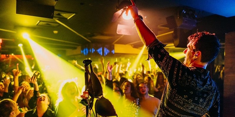 FOTO Splićanke bacale grudnjake na mostarskog pjevača Adija Šošu