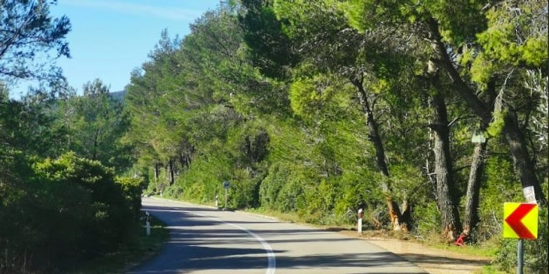 SABLASNI PRIZORI Dijelovi automobila razasuti na mjestu tragične nesreće na Korčuli