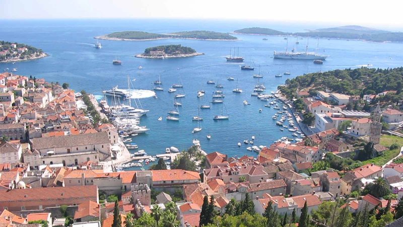 PAKLENI OTOCI Čak 60 % plovila sidri se iznad zaštićenih staništa posidonije