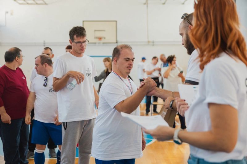 NA ISTOM TERENU I U ISTOM TIMU Djeca sa i bez teškoća u razvoju