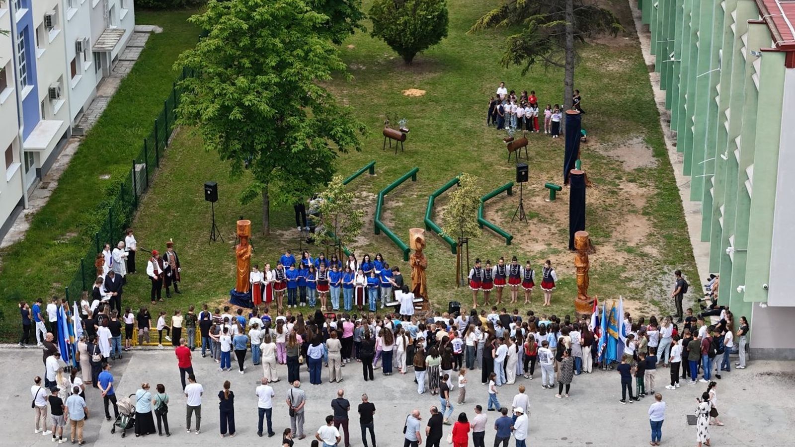 FOTOGALERIJA: U OŠ Marka Marulića otkrivene drvene skulpture Gospe Sinjske, Alkara i Alkarskog momka