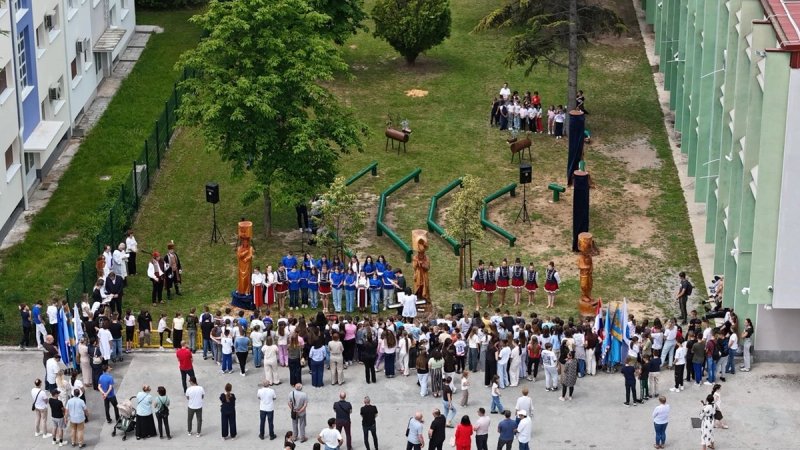 FOTOGALERIJA: U OŠ Marka Marulića otkrivene drvene skulpture Gospe Sinjske, Alkara i Alkarskog momka