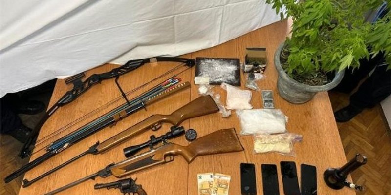DROGA I ORUŽJE Pogledajte što je policija pronašla u stanu u Šibeniku!